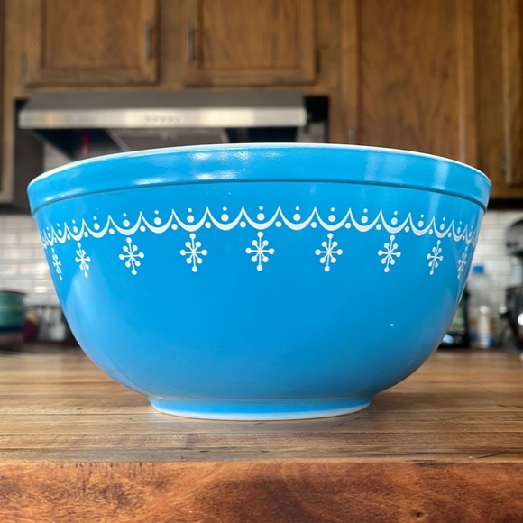 Pyrex Other - Pyrex Snowflake Garland Bowl
